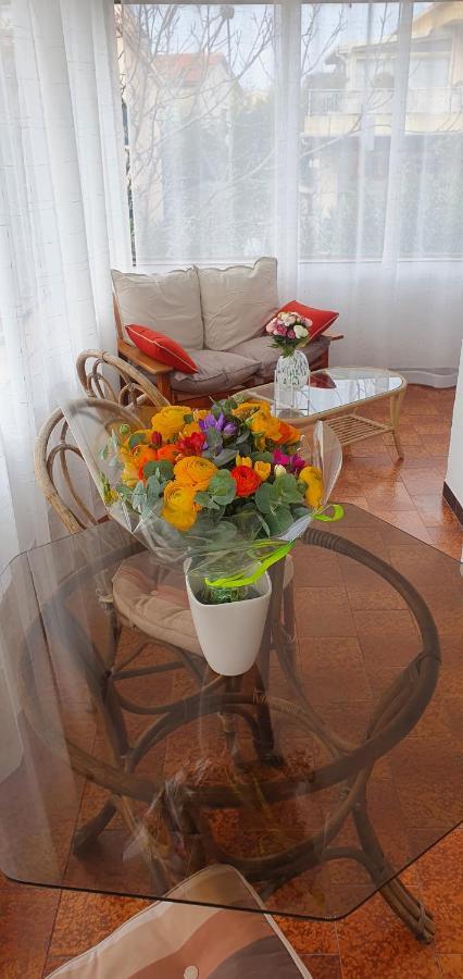 Appartement entier indépendant au dessus de villa wi fi parking gratuit proche plage et centre ville Sanary-sur-Mer Exterior foto